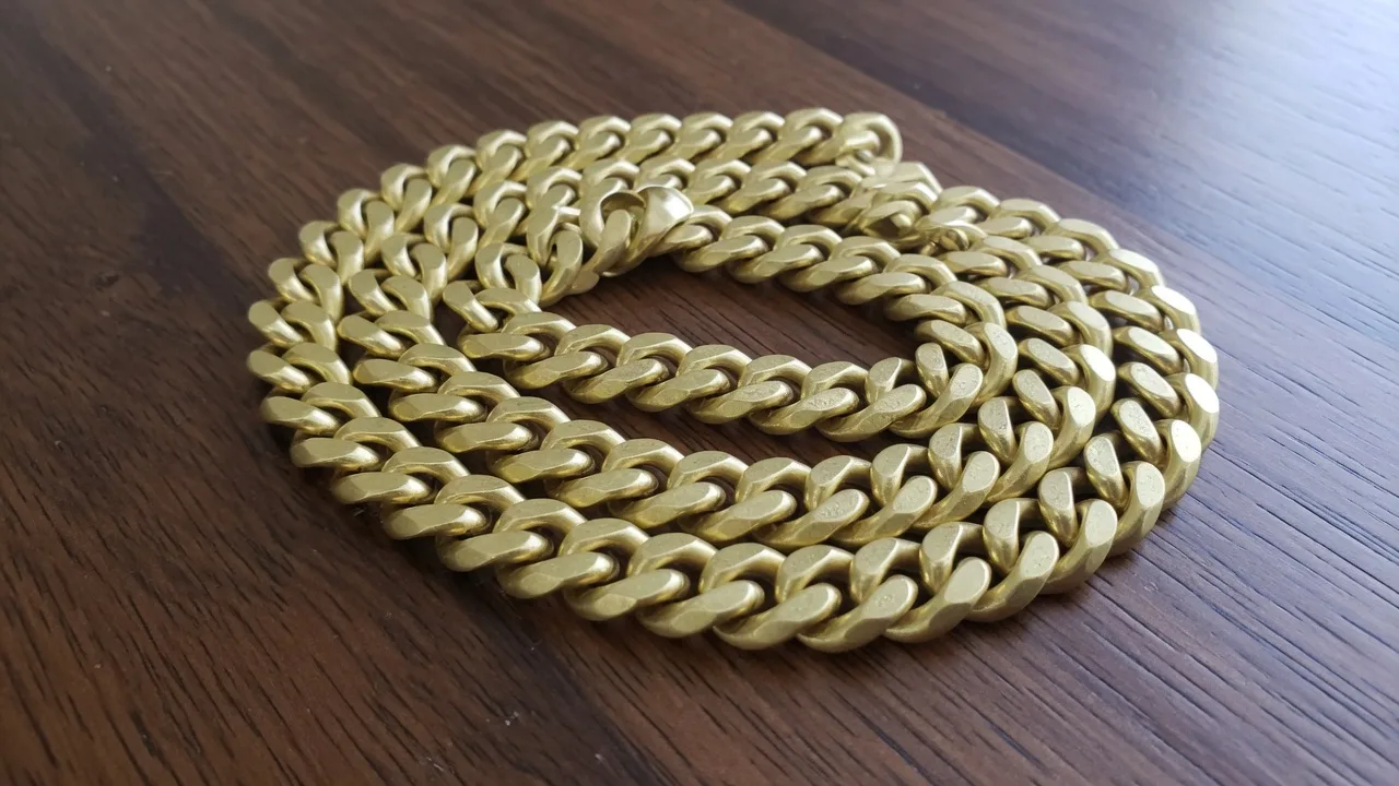 Pale 10K gold Cuban chain used to check 10K gold scrap price per gram