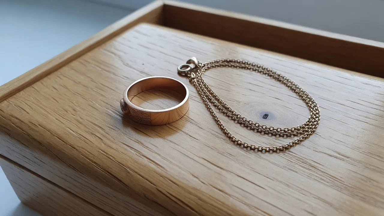 Reddish 8K gold ring and necklace used to check 333 gold melt value