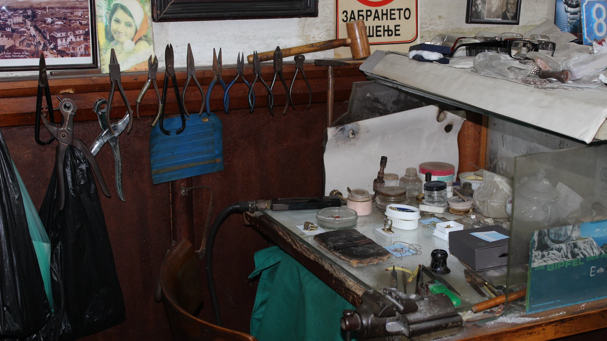 Goldsmith workshop scene representing hands-on assessment before resale